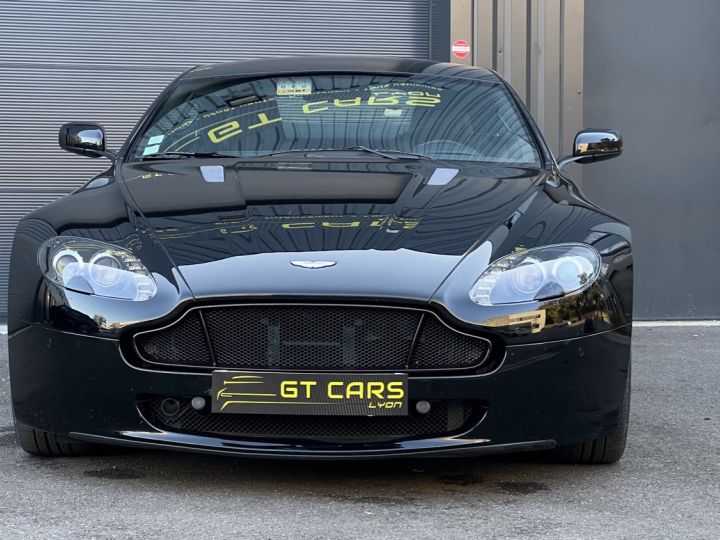 Aston Martin V8 Vantage Aston Martin V8 Vantage - crédit 750 euros par mois - 4,7 L 426 ch boîte manuelle Noir - 2