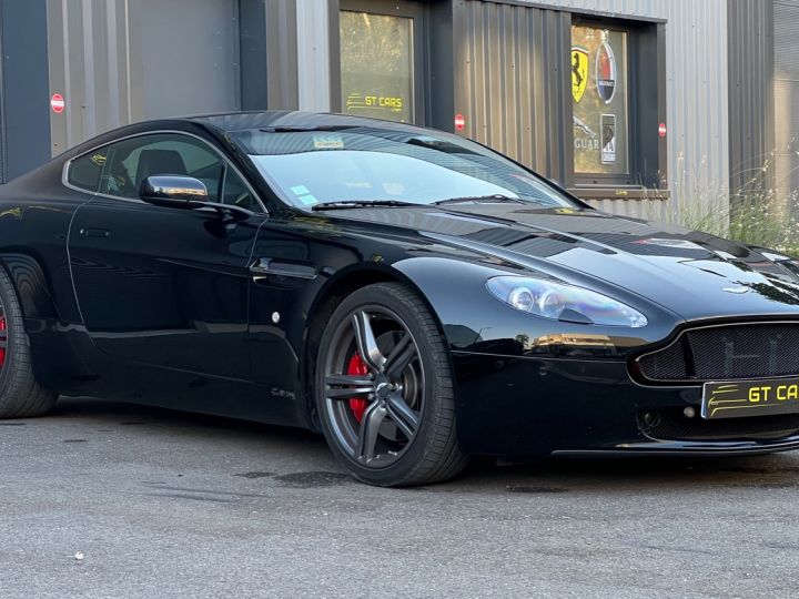 Aston Martin V8 Vantage Aston Martin V8 Vantage - crédit 750 euros par mois - 4,7 L 426 ch boîte manuelle Noir - 3