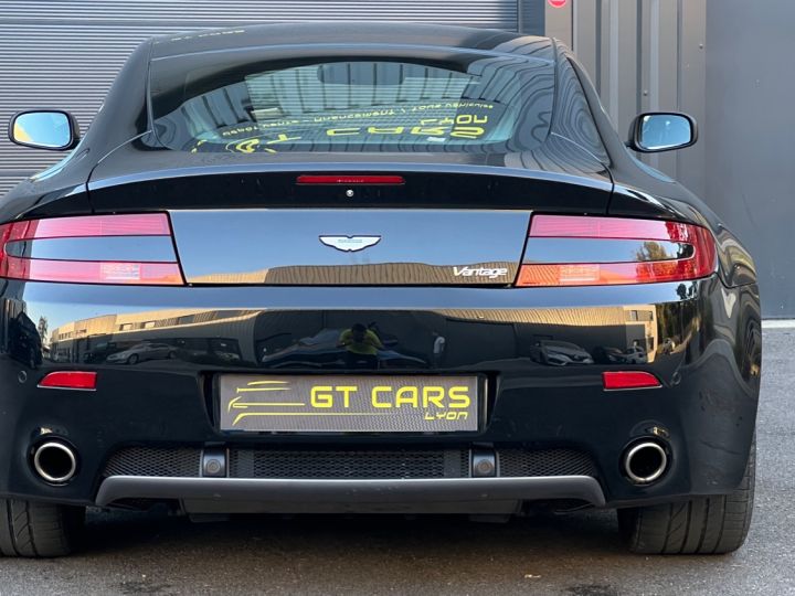 Aston Martin V8 Vantage Aston Martin V8 Vantage - crédit 750 euros par mois - 4,7 L 426 ch boîte manuelle Noir - 7