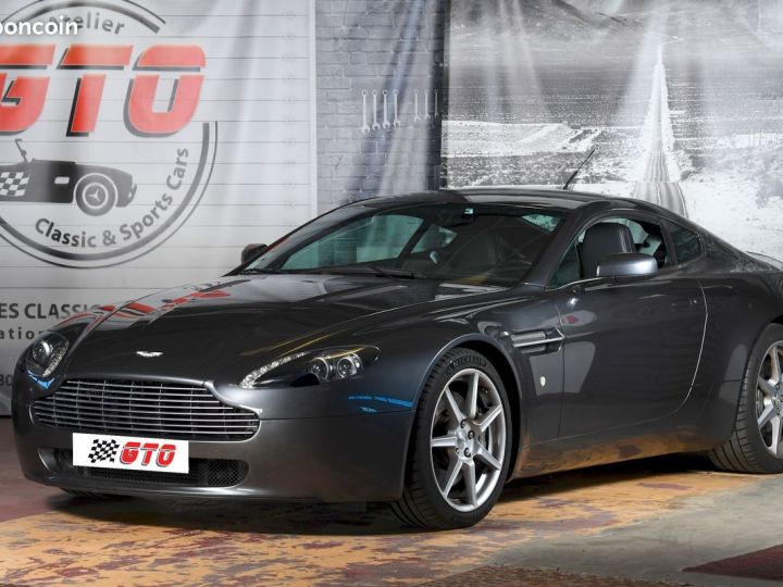 Aston Martin V8 Vantage faible kilometrage Gris - 1