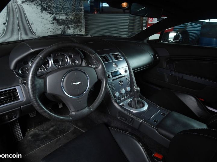 Aston Martin V8 Vantage faible kilometrage Gris - 5