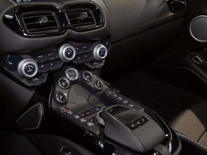 Aston Martin V8 Vantage V8 Roadster  - 18