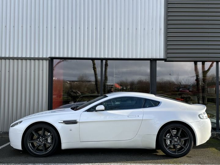 Aston Martin Vantage V8 VANTAGE 4.3 384cv blanc métal nacré - 2