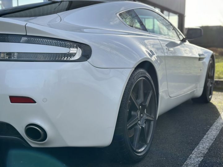 Aston Martin Vantage V8 VANTAGE 4.3 384cv blanc métal nacré - 8