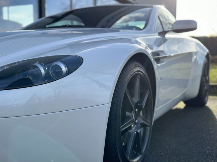 Aston Martin Vantage V8 VANTAGE 4.3 384cv blanc métal nacré - 9