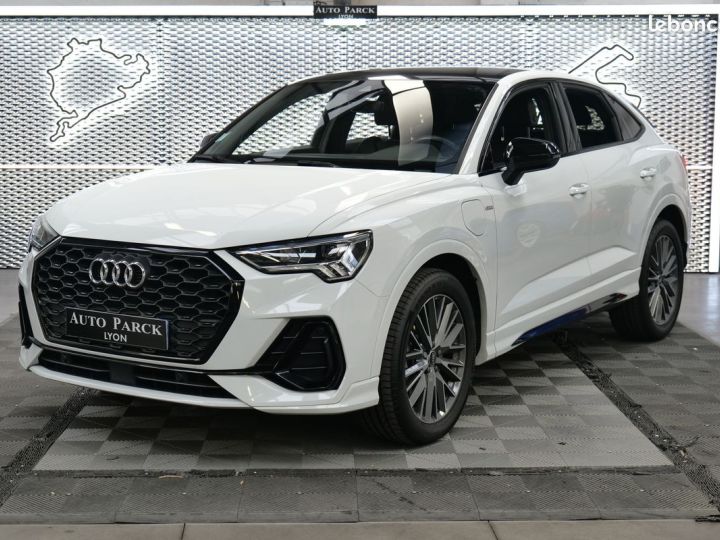 Audi Q3 Sportback NEW HYBRID 45TFSI e 245 S LINE 1° MAIN FRANCAIS TVA RECUPERABLE GPS 16-9 XENON CAMERA DE RECUL VOLANT MEPLAT HAYON ELECTRIQUE PACK BLACK JA19 ECLAIRAG Blanc - 1