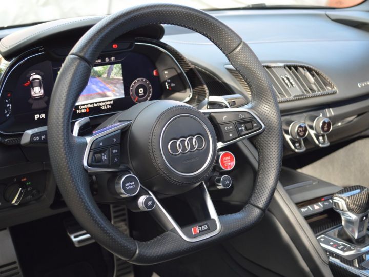 Audi R8 Spyder MAGNIFIQUE AUDI R8 SPYDER 5.2 FSI V10 PLUS 610ch S-TRONIC VALEUR NEUF + DE 245Ke B&O MAGNETIC RIDE CARBONE INT + EXT ECHAP. SPORT CARPLAY CAMERA LASER Blanc - 26