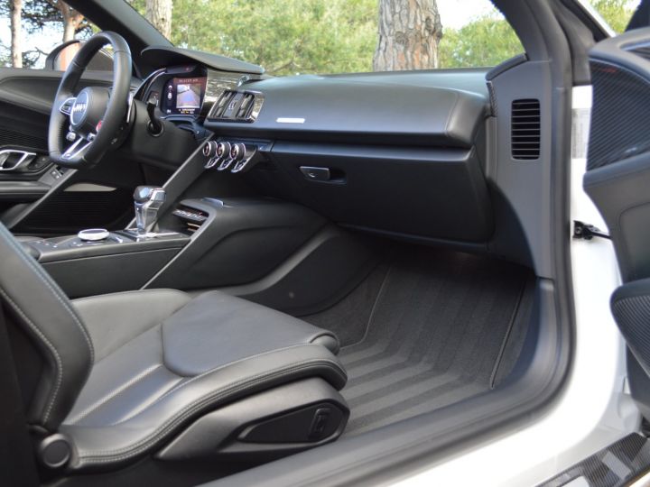 Audi R8 Spyder MAGNIFIQUE AUDI R8 SPYDER 5.2 FSI V10 PLUS 610ch S-TRONIC VALEUR NEUF + DE 245Ke B&O MAGNETIC RIDE CARBONE INT + EXT ECHAP. SPORT CARPLAY CAMERA LASER Blanc - 42