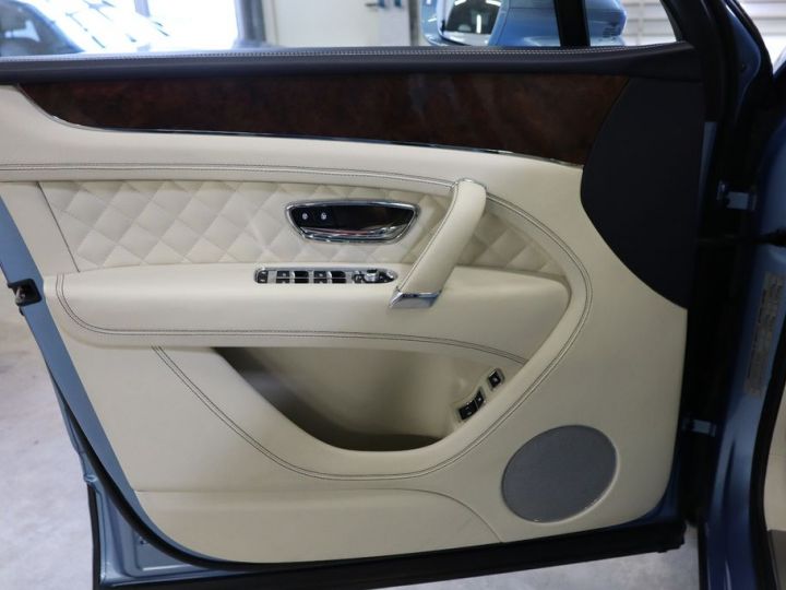 Bentley Bentayga 6.0 W12 608 ch 4WD First Edition ACC TOP 360° 1èreM Sièges AV,AR chauffants électriques , AV massants , Chauffants , Garantie 12 mois Bleu - 7