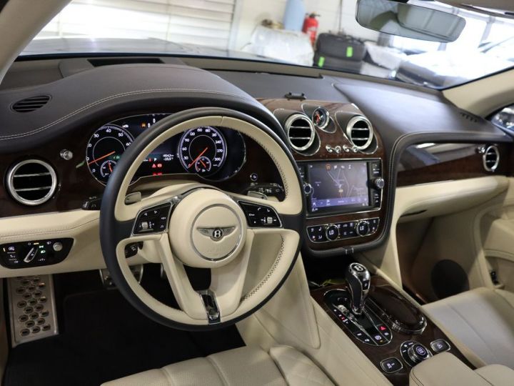 Bentley Bentayga 6.0 W12 608 ch 4WD First Edition ACC TOP 360° 1èreM Sièges AV,AR chauffants électriques , AV massants , Chauffants , Garantie 12 mois Bleu - 17