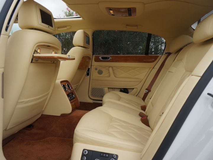 Bentley Continental Flying Spur V12 Blanche - 17