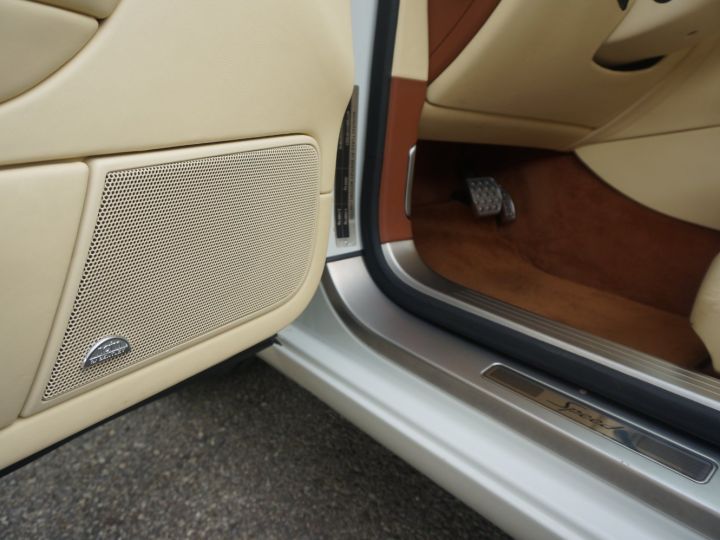 Bentley Continental Flying Spur V12 Blanche - 23