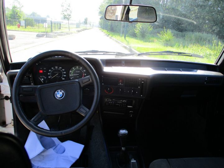 BMW Série 3 318 I Blanche - 9