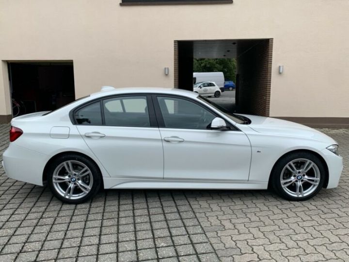 BMW Série 3 320iA Pack M Blanc - 3
