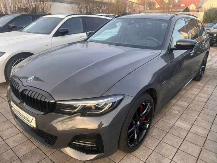 BMW Série 3 330e xDrive M Sport tête haute/Attelage/Pano Gris - 1