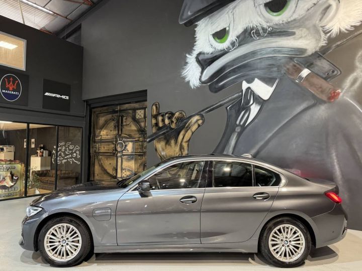 BMW Série 3 Berline (7) 330e xDrive 292ch Luxury BVA8 Hybride Toit ouvrant Gris Clair - 4