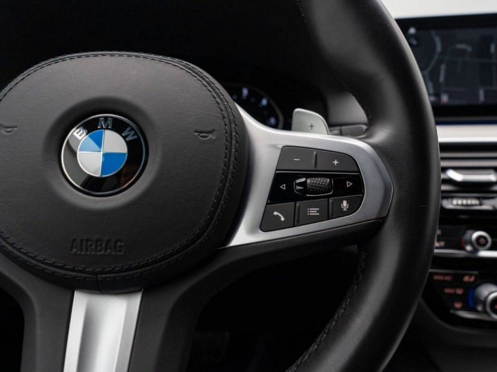 BMW Série 5 520 d M Sport Caméra AFFICH TETE HAUTE J19 Noir Métallisé - 26