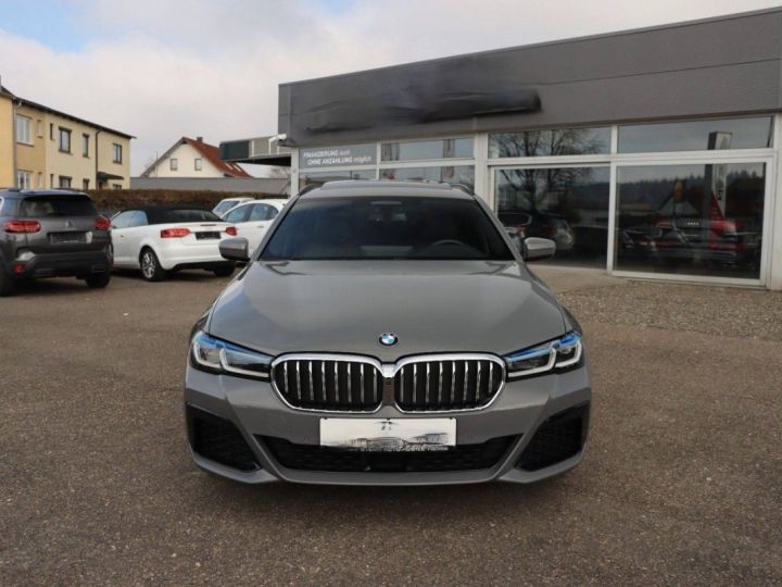 BMW Série 5 530 e xDrive M Sport l 1.MAIN l PANO l BERNINA GRIS EFFET AMBRE - 3