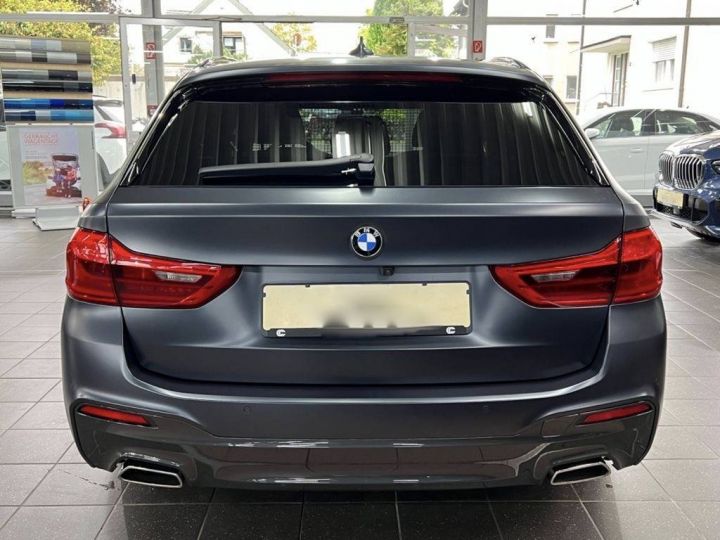 BMW Série 5 540i xDrive M Sport Gris - 4