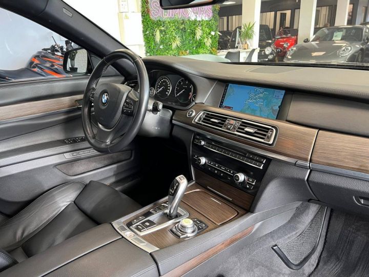 BMW Série 7 V (F01/F02) 730d 245ch Exclusive individual NOIR - 26