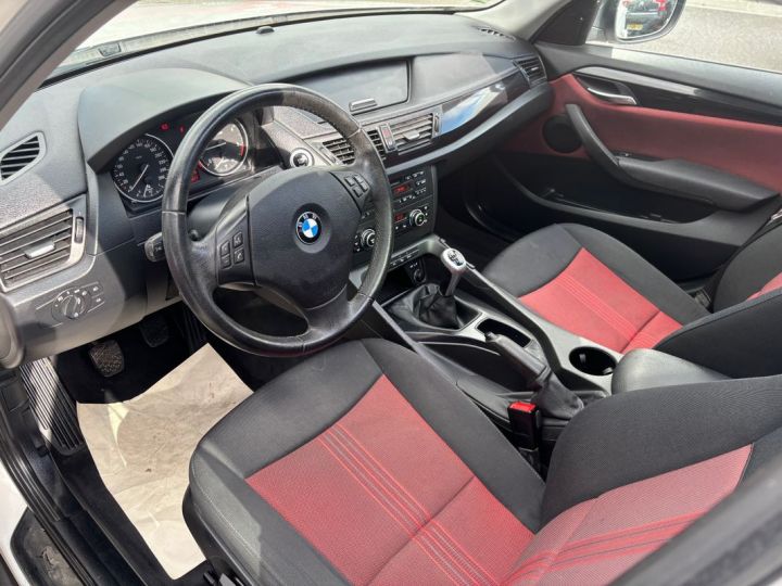 BMW X1 18D Xdrive 143 Confort Toit Pano Xénons 1ère Main Blanc - 4