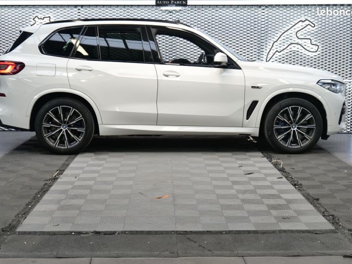 BMW X5 G05 XDRIVE 45e 394ch BVA8 M SPORT 1ERE MAIN FRANCAIS VIRTUAL CACKPIT TOIT OUVRANT PANO CAMERA 360° ECLAIRAGE AMBIANCE KEY LESS GO JA20 PARK ASSIST PLU Blanc - 3