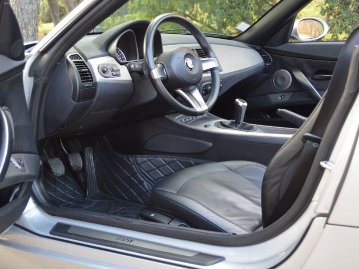 BMW Z4 SUPERBE BMW Z4 E85 3.0 L6 231ch BV6 2EME MAIN XENON CUIR 18 ALARME CLIM... SEULEMENT 134000 KMS PLUS DE 4000E DE FRAIS RECENTS GRIS METAL - 17