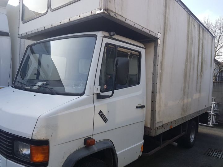 Camion porteur Mercedes 711D blanc - 1