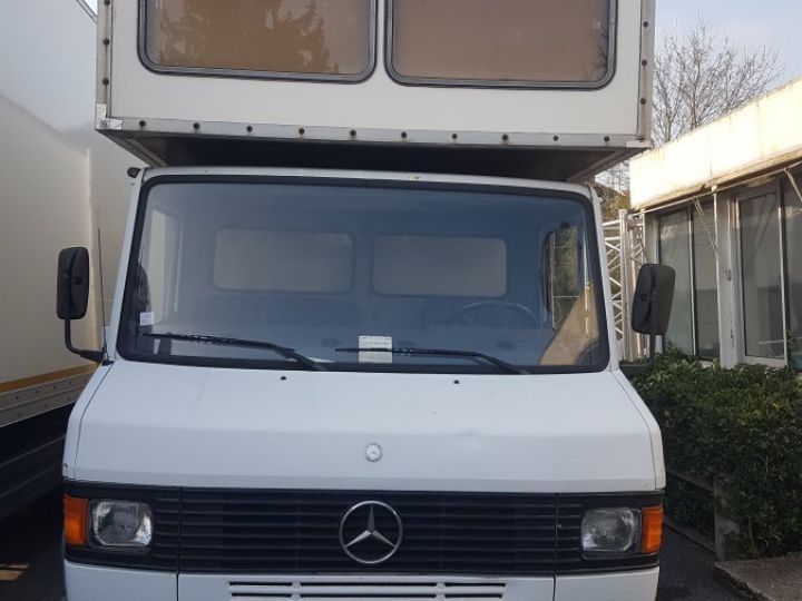 Camion porteur Mercedes 711D blanc - 2