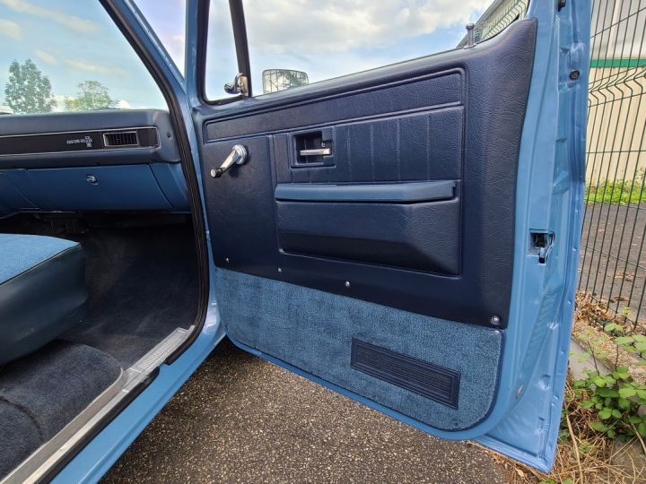 Chevrolet C10 Custom Deluxe V8 Stepside, Restauration Concours Bleu - 23