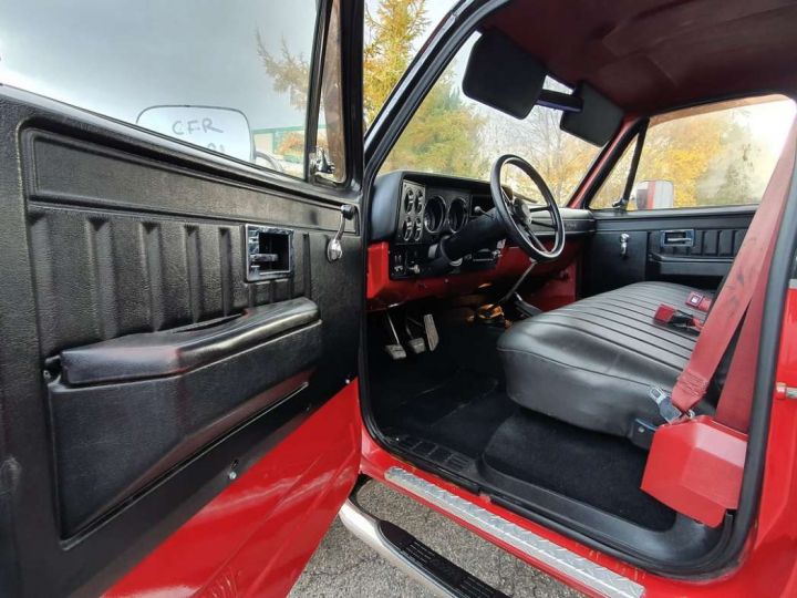 Chevrolet K20 Custom Deluxe V8 350 noir rouge - 13
