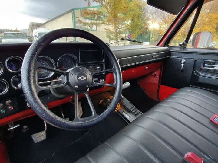 Chevrolet K20 Custom Deluxe V8 350 noir rouge - 14