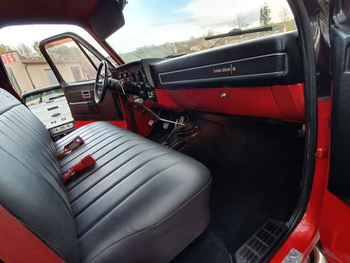 Chevrolet K20 Custom Deluxe V8 350 noir rouge - 15