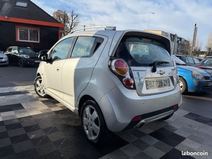 Chevrolet Spark 1.2 16V LT 5P Gris - 9