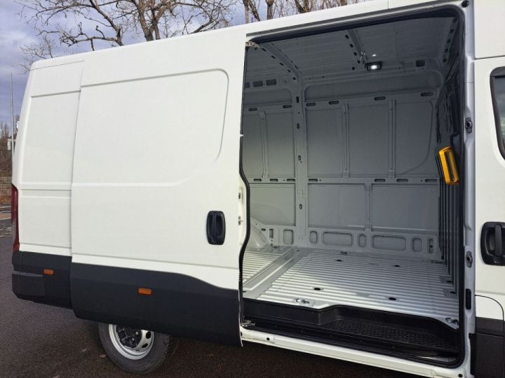 Commercial car Iveco Daily Other FOURGON 35S18 A8 L3 45000E HT Blanc - 3