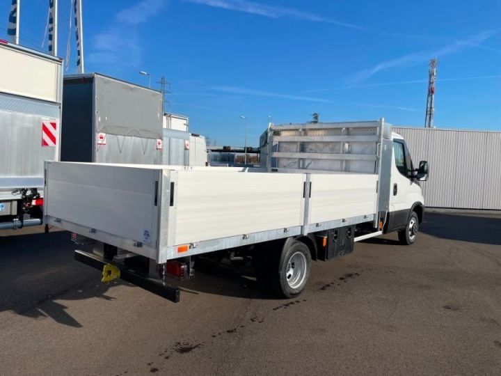 Commercial car Iveco Daily Platform body 35C16 PLATEAU 44000E HT Blanc - 2