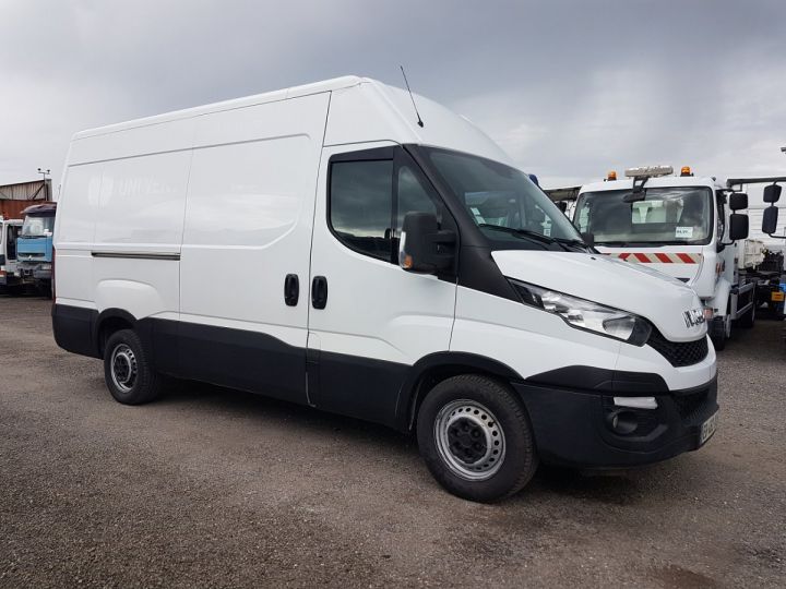 Commercial car Iveco Daily Steel panel van 35-150 2.3 V12 BLANC - 4