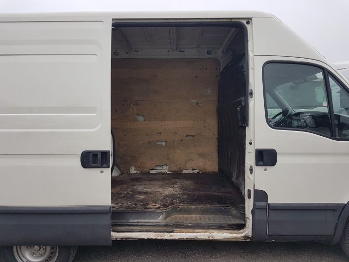 Commercial car Iveco Daily Steel panel van 35 S 134 MS V12 2.3hpi BLANC - 9