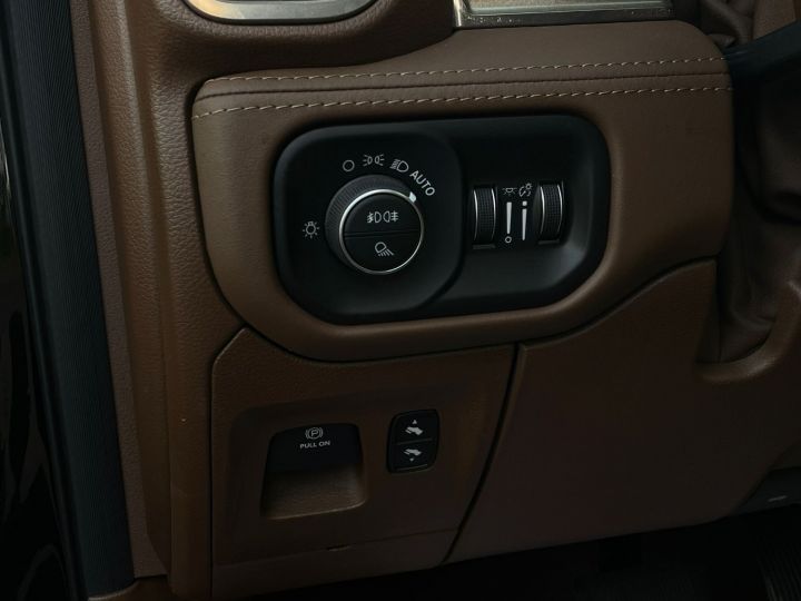 Dodge Ram 1500 Longhorn - Caméra 360° - Suspension Pneumatique - GPL - V8 5,7L De 401 Ch / Pas D'écotaxe / Pas De TVS / TVA Récupérable Diamond Black Crystal Occasion - 10