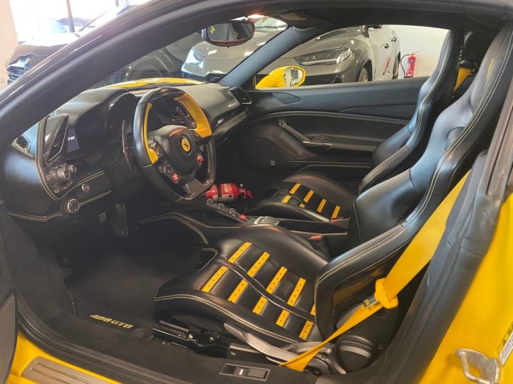 Ferrari 488 GTB 3.9 V8 670 CV FULL CARBON Giallo Modena LIFT JBL LOA : 1 730 Euros Par Mois Jaune - 39