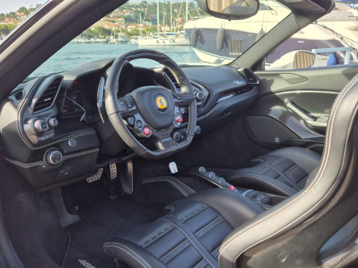 Ferrari 488 Spider MAGNIFIQUE FERRARI 488 SPIDER 3.9 T V8 670ch PLUS DE 70Ke D'OPTIONS JBL LIFT CARBONE INT + EXT ECHAP. FULL IPE LED DISPLAY CAMERA AVANT ET ARRIERE RAC Bianco Avus - 26