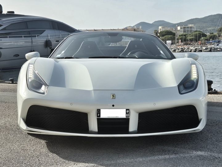 Ferrari 488 Spider MAGNIFIQUE FERRARI 488 SPIDER 3.9 T V8 670ch PLUS DE 70Ke D'OPTIONS JBL LIFT CARBONE INT + EXT ECHAP. FULL IPE LED DISPLAY CAMERA AVANT ET ARRIERE RAC Bianco Avus - 2