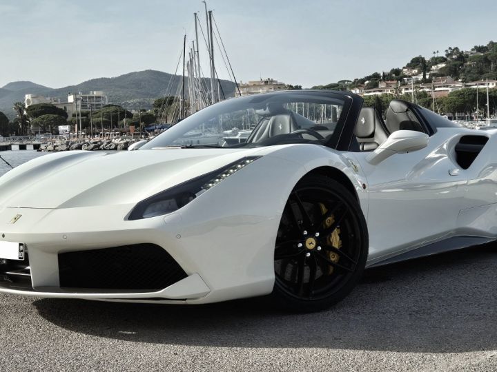 Ferrari 488 Spider MAGNIFIQUE FERRARI 488 SPIDER 3.9 T V8 670ch PLUS DE 70Ke D'OPTIONS JBL LIFT CARBONE INT + EXT ECHAP. FULL IPE LED DISPLAY CAMERA AVANT ET ARRIERE RAC Bianco Avus - 6