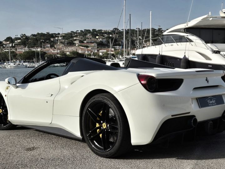 Ferrari 488 Spider MAGNIFIQUE FERRARI 488 SPIDER 3.9 T V8 670ch PLUS DE 70Ke D'OPTIONS JBL LIFT CARBONE INT + EXT ECHAP. FULL IPE LED DISPLAY CAMERA AVANT ET ARRIERE RAC Bianco Avus - 25