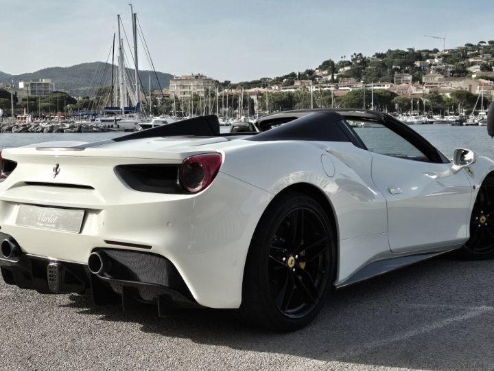 Ferrari 488 Spider MAGNIFIQUE FERRARI 488 SPIDER 3.9 T V8 670ch PLUS DE 70Ke D'OPTIONS JBL LIFT CARBONE INT + EXT ECHAP. FULL IPE LED DISPLAY CAMERA AVANT ET ARRIERE RAC Bianco Avus - 14