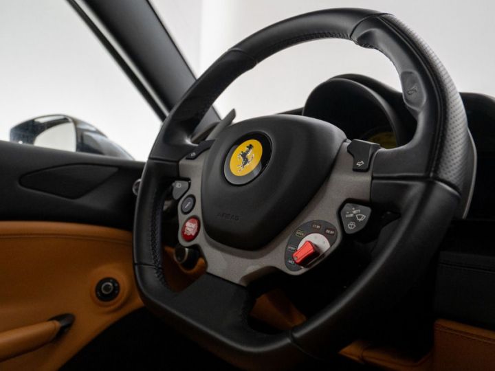 Ferrari 488 Spider Passenger display  - 13