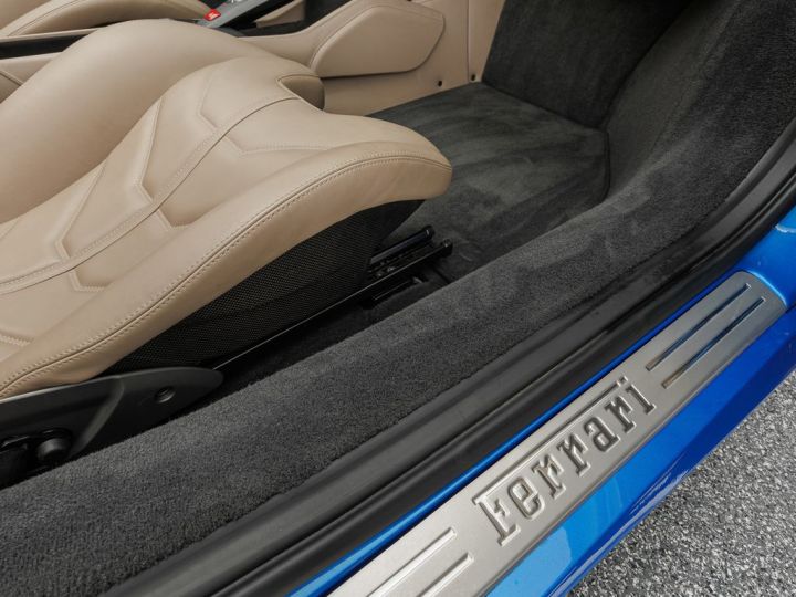 Ferrari 488 Spider V8 3.9 670 ch  Carbon Céramic * 1èreM * JBL * entretien Ferrari de 7 ans jusqu'au 04/20256 ° Garantie Ferrari Approved 21 mois Reconductible Bleu - 19