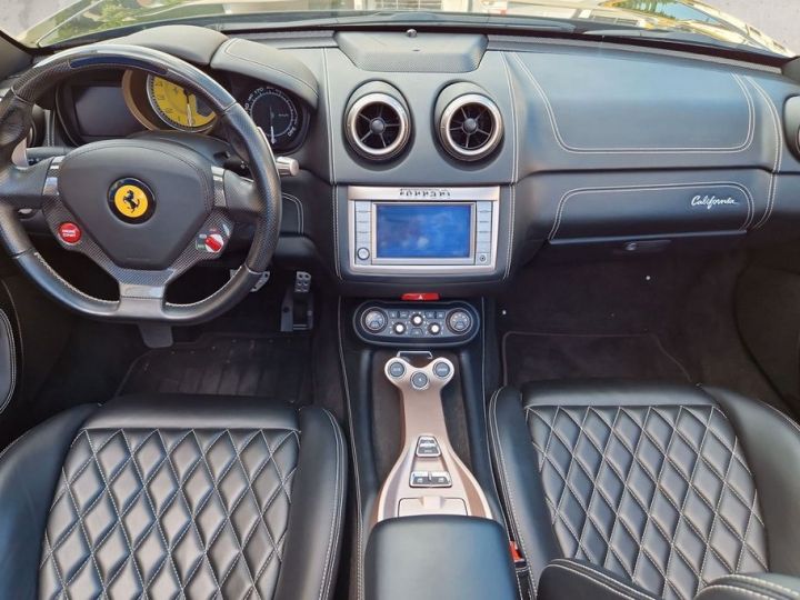 Ferrari California V8 4.3 L 460 Climatisation automatique bizone Pack sport  Sièges sport et chauffants Garantie FERRARI Approved 08/2024 Reconductible ! Noire Daytona - 18