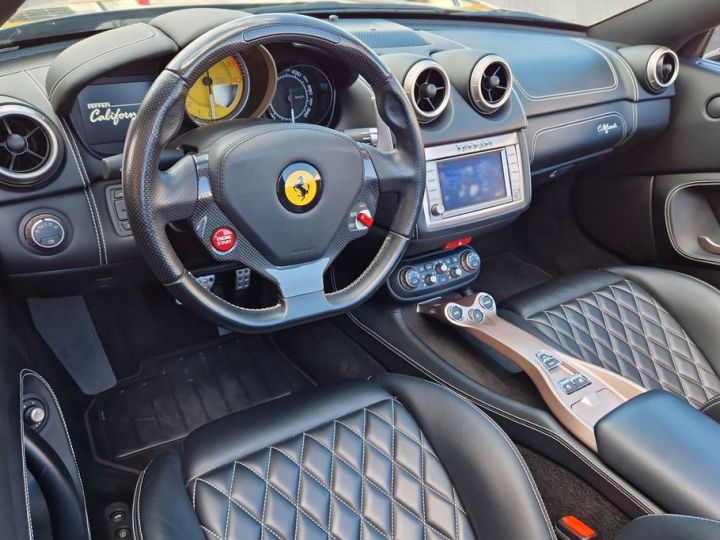 Ferrari California V8 4.3 L 460 Climatisation automatique bizone Pack sport  Sièges sport et chauffants Garantie FERRARI Approved 08/2024 Reconductible ! Noire Daytona - 19