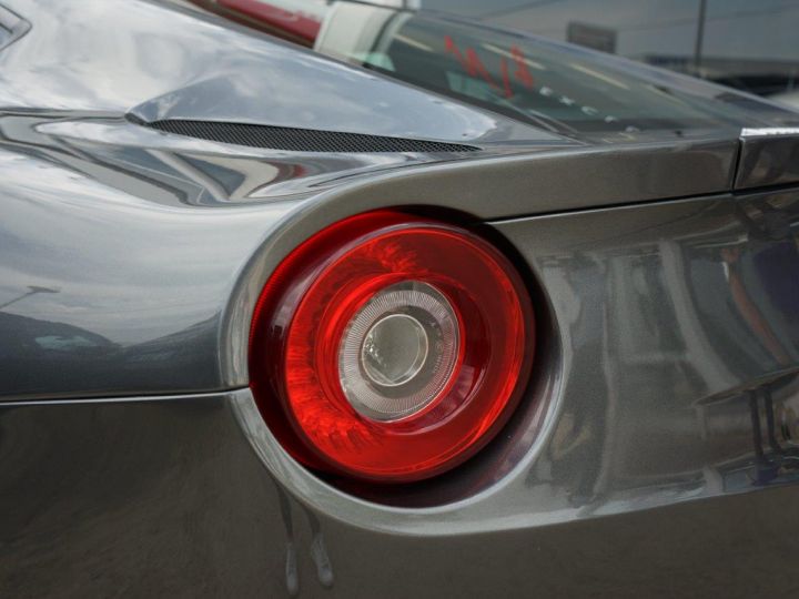 Ferrari F12 Berlinetta 740 Ch - Habitacle Full Carbone - Lift AV - Sièges Diamant Full Electric - Caméra AR - Carnet à Jour 100% FERRARI - Garantie 12 Mois Gris Silverstone Métallisé - 11
